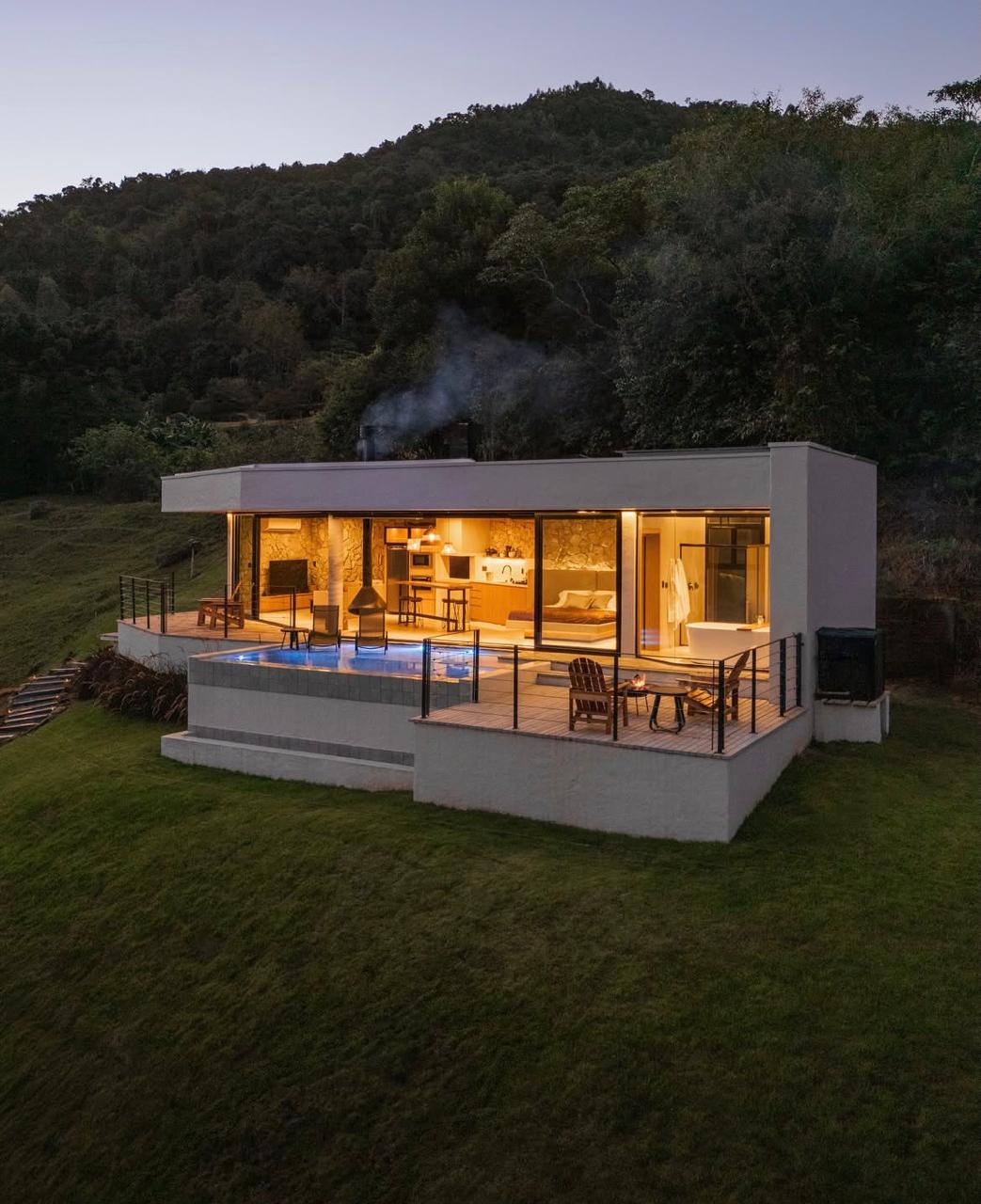 Casa modular moderna com piscina ao entardecer