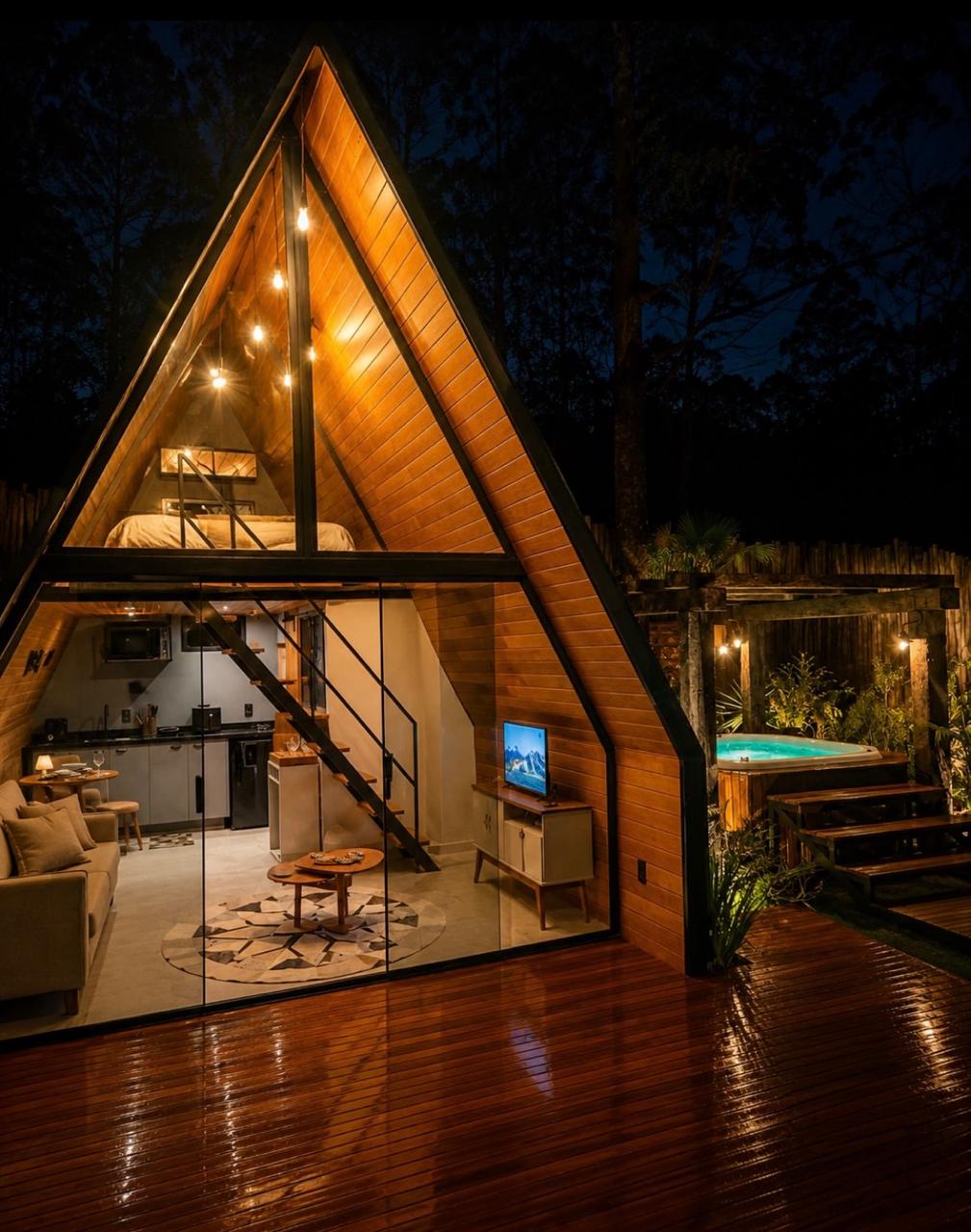 Cabana modular estilo alpino iluminada à noite